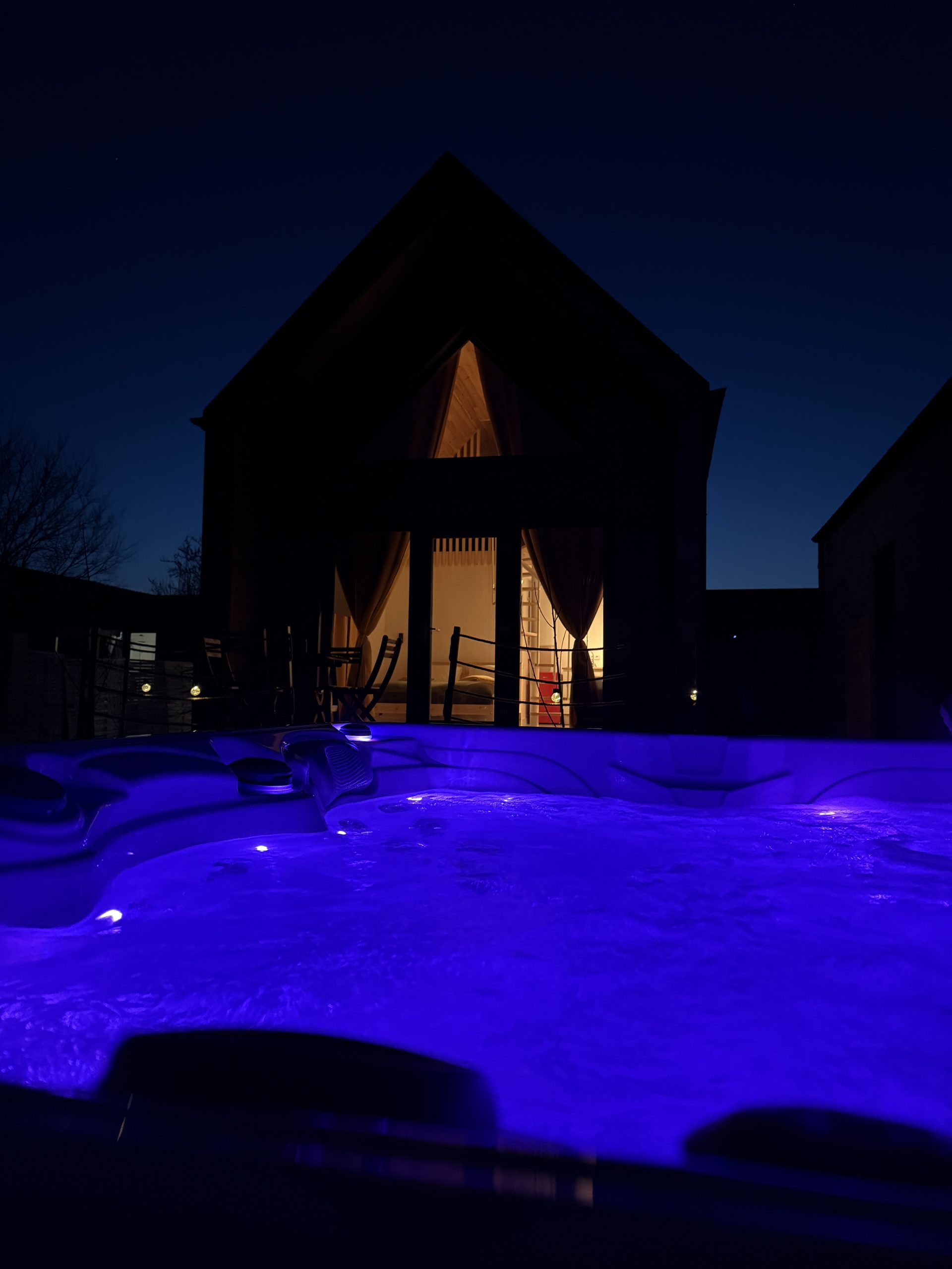 Ypsilon – Pixel Resort 05