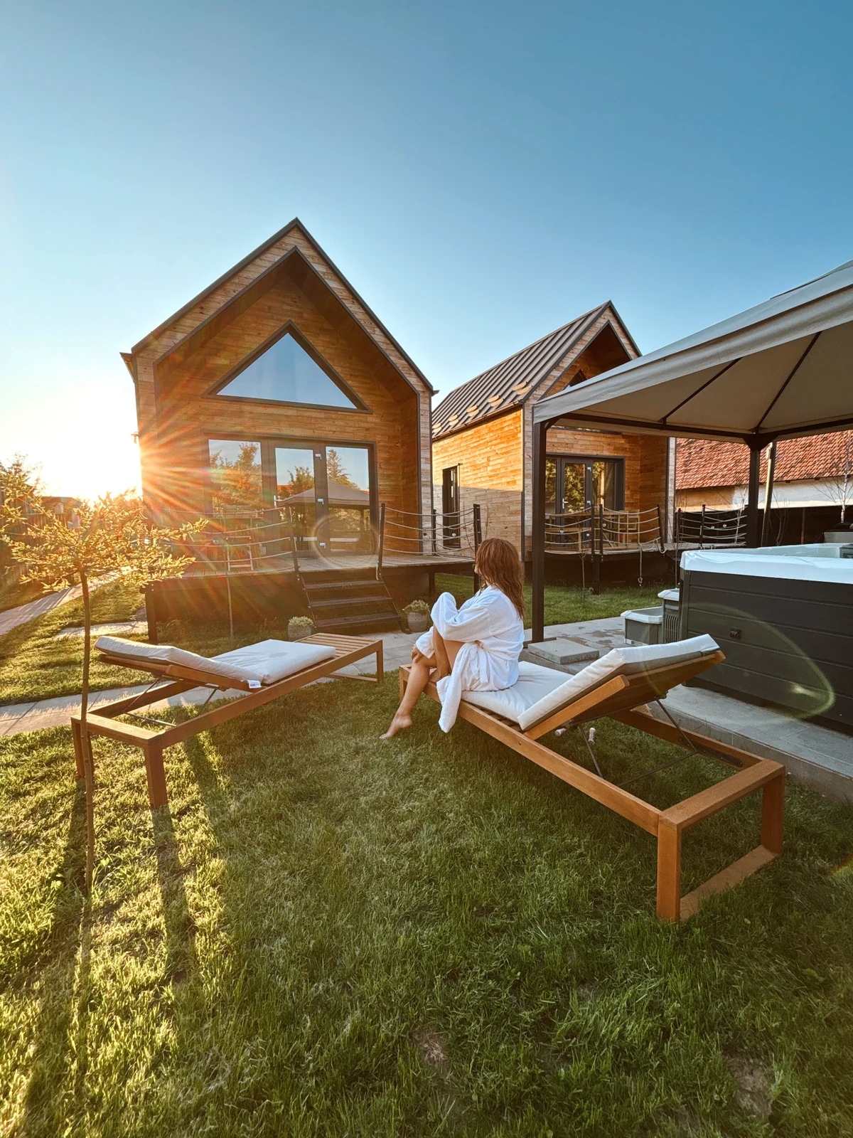 Ypsilon – Pixel Resort 09